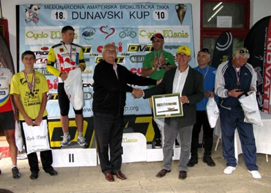 predsednik BSB popov predaje plaketu tarjanu